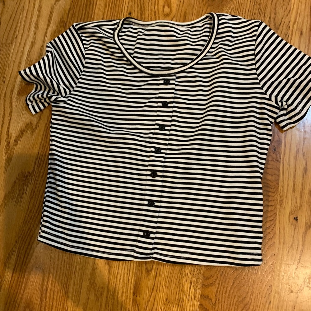 Women’s medium cropped shirt